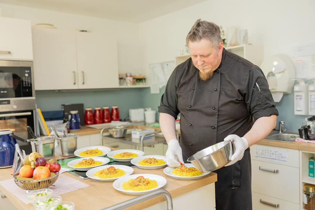Küchenchef bei der Zubereitung der Mahlzeiten