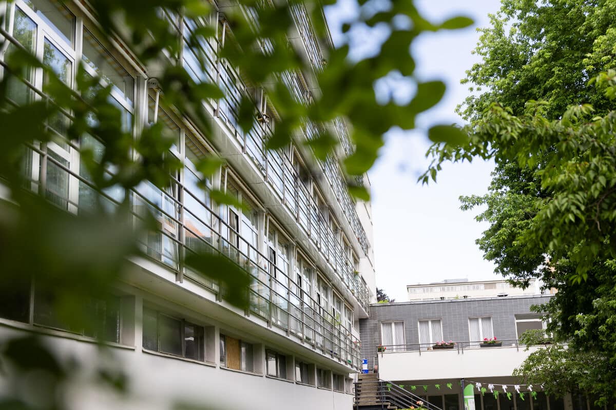 Blick durch die Bäume aus dem Garten des Aschrottheims