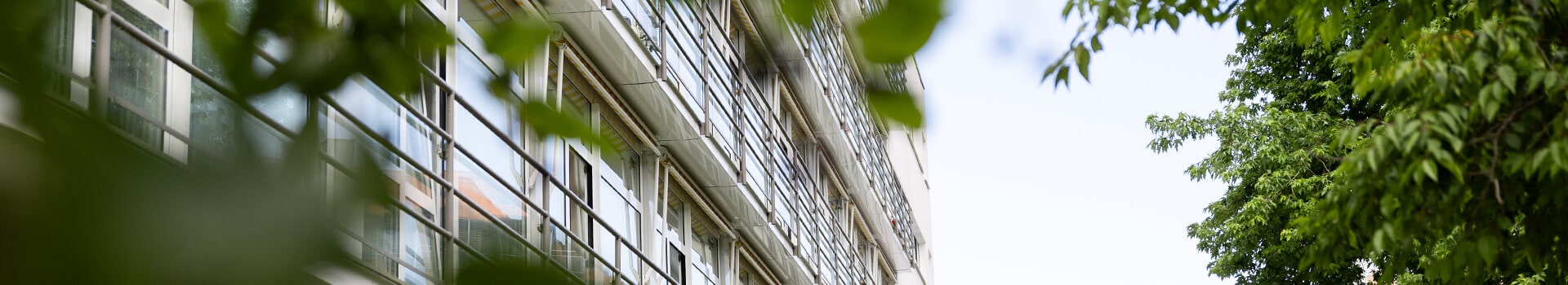 Gebäudeansicht Aschrottheim Kassel bei Sonnenschein