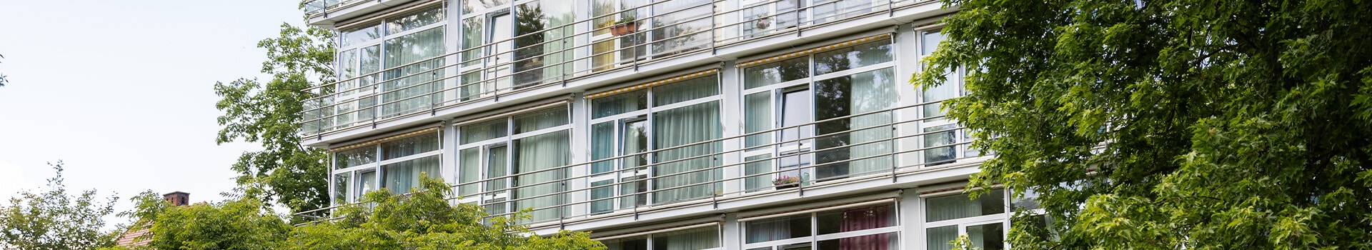 Gebäudeansicht mit vielen Fenstern eines Seniorenheims