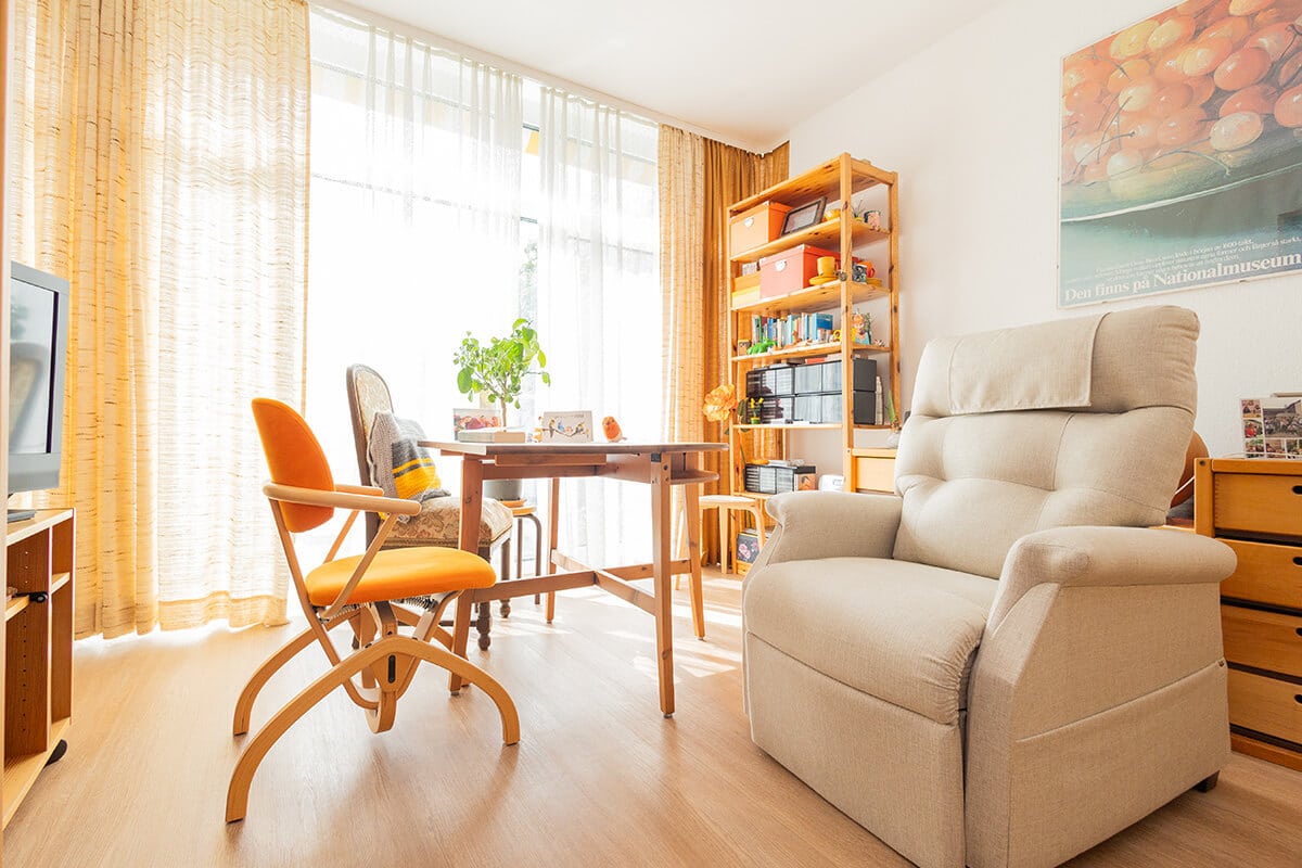 Warm beleuchtetes Zimmer eines Seniors