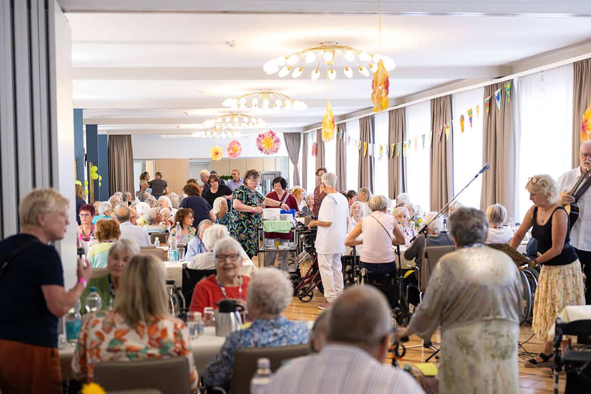 Sommerfest mit vielen Besuchern im Aschrott-Altersheim